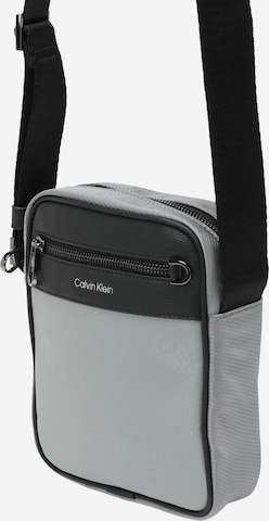 Calvin Klein - Mala de ombro em cinzento: frente