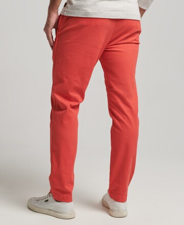 Coupe slim Pantalon chino Superdry en rouge