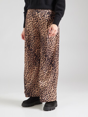 Wide leg Pantaloni con pieghe 'CARLISTINA' di ONLY Carmakoma in marrone: frontale