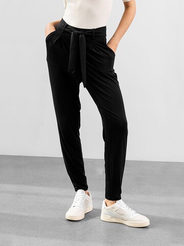 Les Lunes Tapered Bukser med lægfolder 'Jade' i sort: forside
