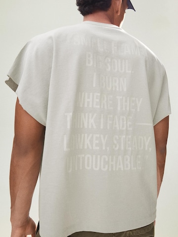 Tricou de la Bershka pe alb