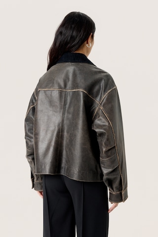 SOAKED IN LUXURY Tussenjas in Bruin