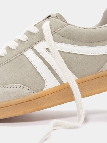 Pull&Bear Sneaker in Grau