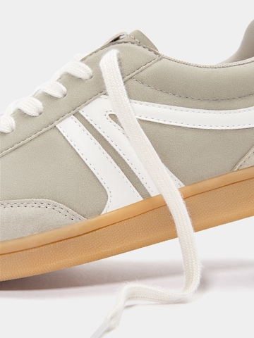 Pull&Bear Låg sneaker i grå