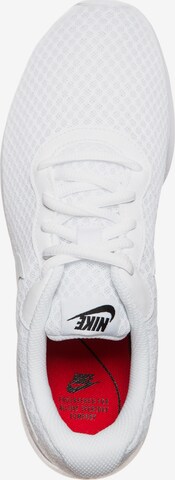 Baskets basses 'Tanjun' Nike Sportswear en blanc