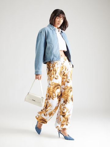 Versace Jeans Couture - Loosefit Pantalón en blanco