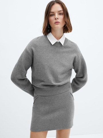 MANGO Пуловер 'Nora' в сиво: отпред