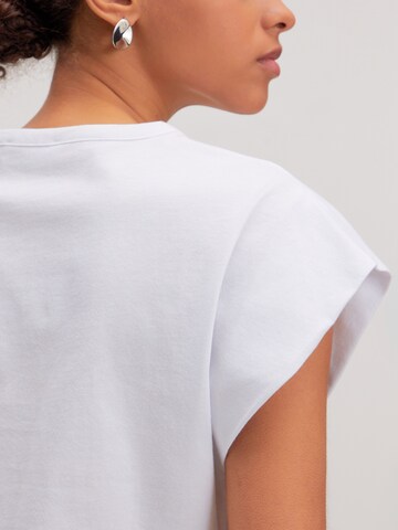 Tricou 'Xophia' de la EDITED pe alb
