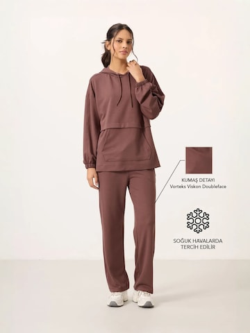 Survêtement Tommy Life en marron : devant