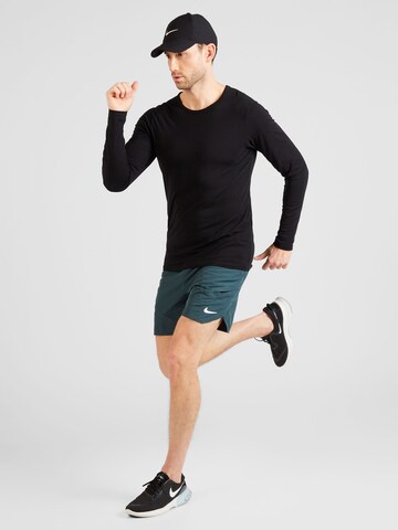 NIKE Regular Sportshorts in Grün