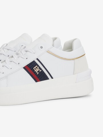 Chaussure à lacets TOMMY HILFIGER en blanc