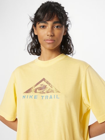 T-shirt fonctionnel NIKE en jaune