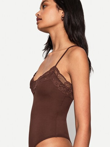 Tricou body de la Bershka pe maro