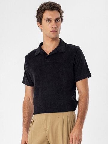 Tricou de la Antioch pe negru: față