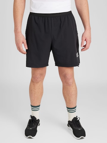 Costum de trening de la EA7 Emporio Armani pe alb