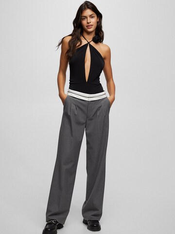 Pull&Bear Regular Pleat-front trousers in Grey: front