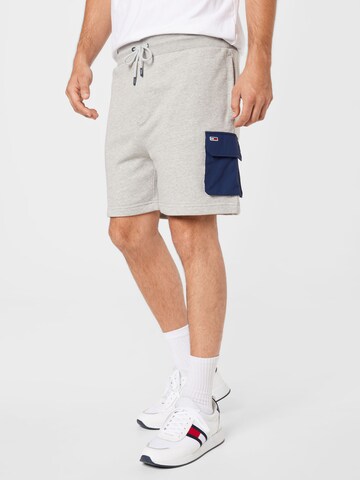 Tommy Jeans Regular Cargo Pants in Grey: front