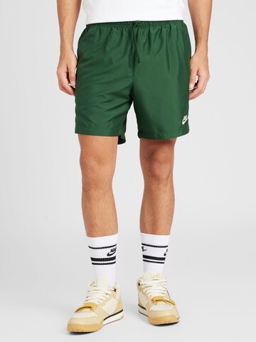 Regular Pantaloni de la Nike Sportswear pe verde: față