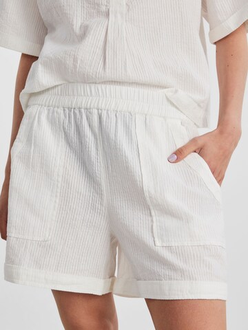 Regular Pantaloni 'Kiana' de la PIECES pe alb