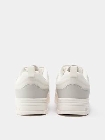 Pull&Bear Låg sneaker 'STWD' i beige