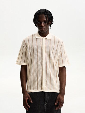 Fit confort Chemise Bershka en beige : devant