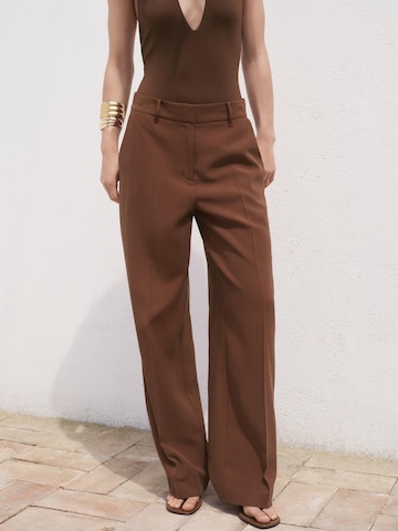 MANGO Wide leg Pressveckad byxa 'CARLOS' i brun: framsida