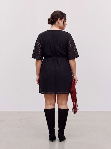 Vero Moda Curve - Vestido 'VMCalli' en negro