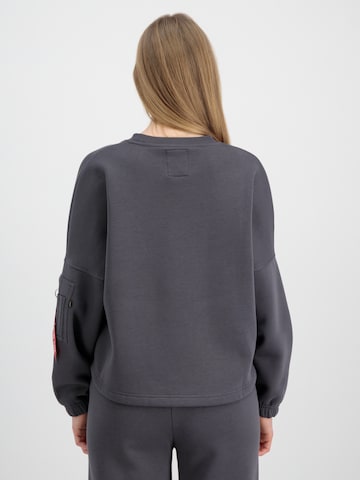 ALPHA INDUSTRIES Sweatshirt in Grau