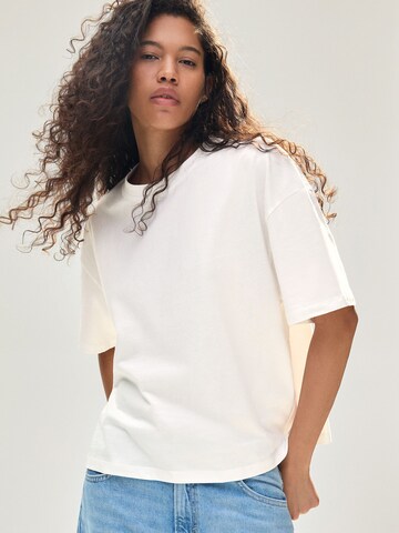 T-shirt Bershka en blanc : devant
