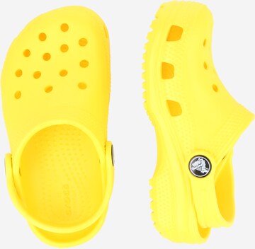 Crocs حذاء مفتوح بلون أصفر