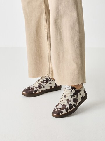 Baskets basses Tamaris en blanc : devant