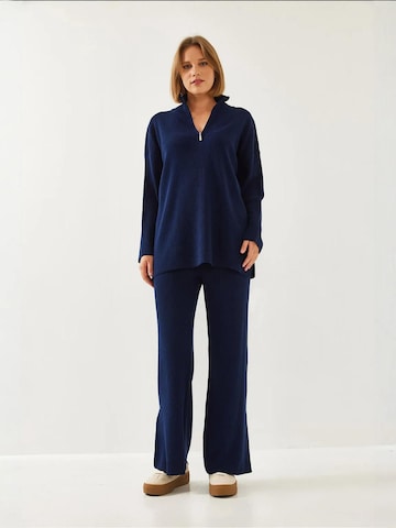 Completo pantalone di Bianco Lucci in blu: frontale