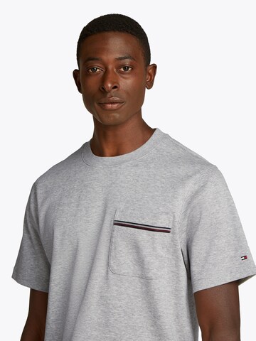 Maglietta di TOMMY HILFIGER in grigio