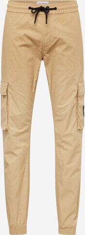 Calvin Klein Jeans Tapered Cargo trousers in Beige: front