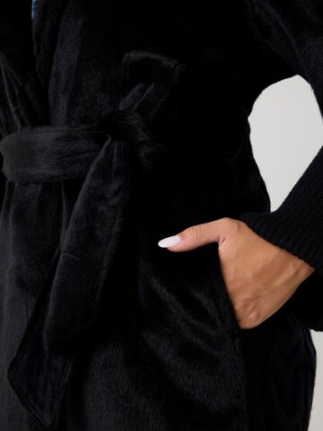 GUESS Between-Seasons Coat in Black