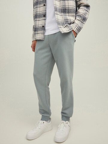 JACK & JONES Tapered Pants 'GORDON' in Grey: front