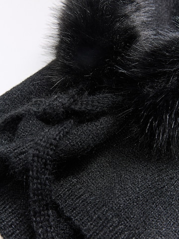 Bershka Beanie in Black: front