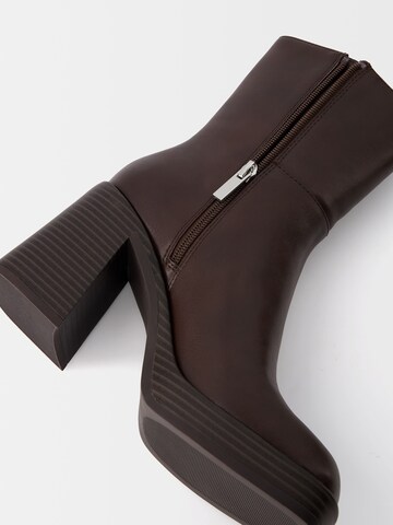 Bershka Stiefelette in Braun