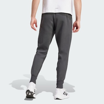 ADIDAS PERFORMANCE - Tapered Pantalón deportivo en gris