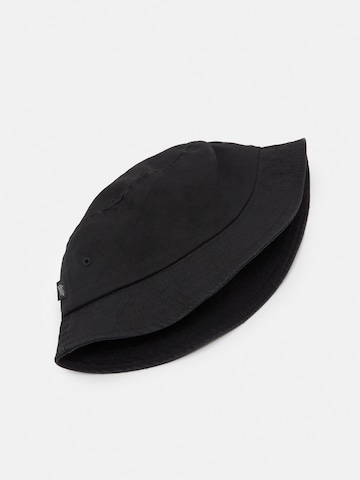 Pull&Bear Klobúk 'GORRA' - Čierna