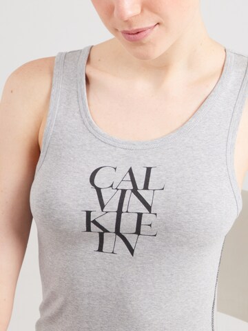 Calvin Klein Jeans Платье в Серый