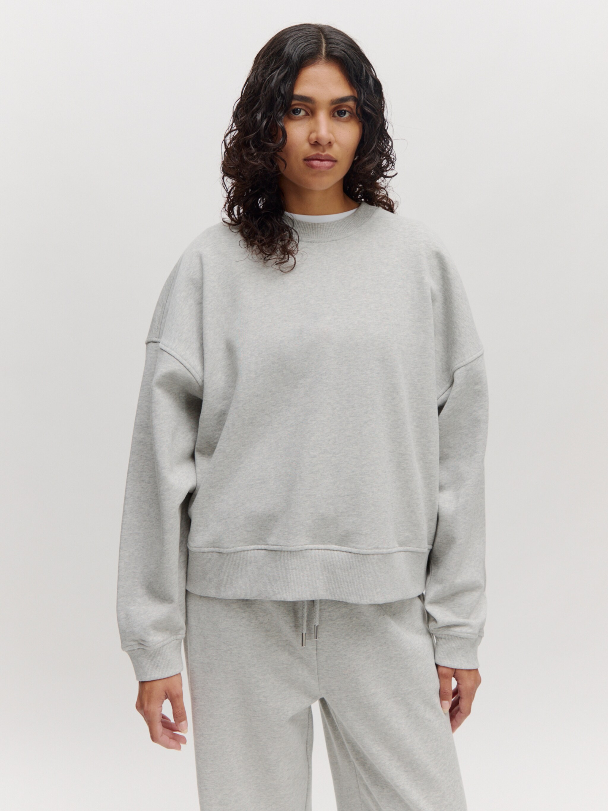 EDITED Producten Sweatshirt 'Emielia' Grijs