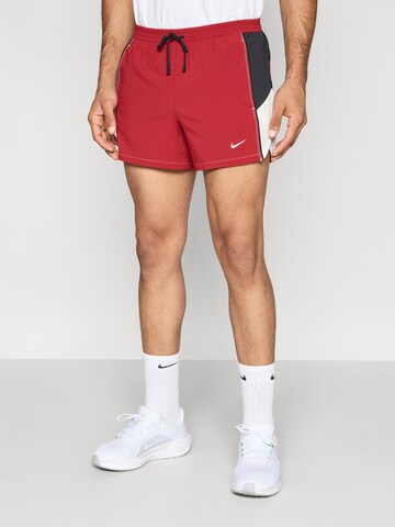 Regular Pantalon de sport NIKE en rouge : devant