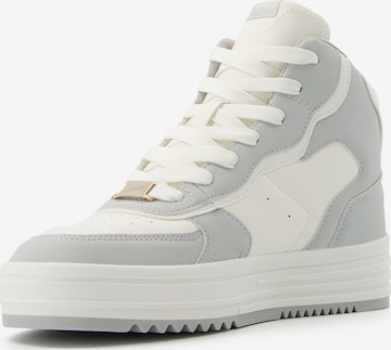 Sneaker alta di Bershka in grigio: frontale