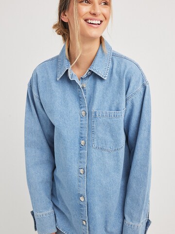 NA-KD Blouse in Blauw: voorkant