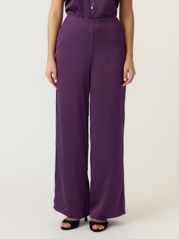 Wide Leg Pantalon 'YASPella' YAS en violet : devant
