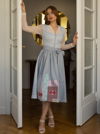INNA.Trachten Dirndl 'Berg & Stadt' in hellgrau, Produktansicht