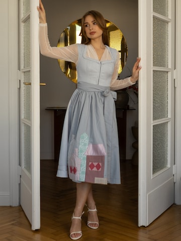 INNA.Trachten Dirndl 'Berg & Stadt' in Grau: Vorderseite