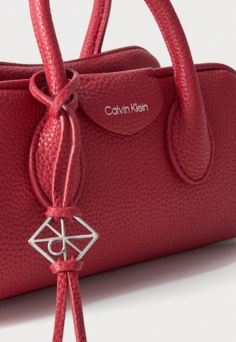 Calvin Klein Τσάντα ώμου σε κόκκινο: μπροστά