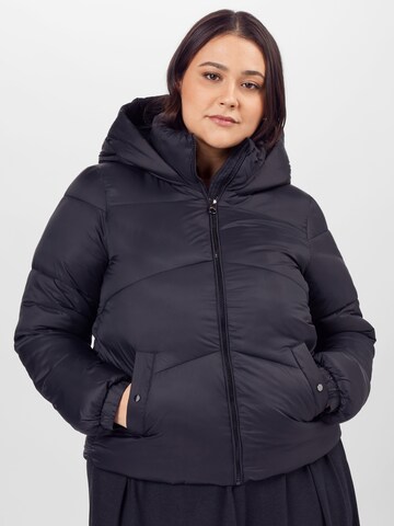 Vero Moda Curve Winterjas 'Upsala' in Zwart: voorkant